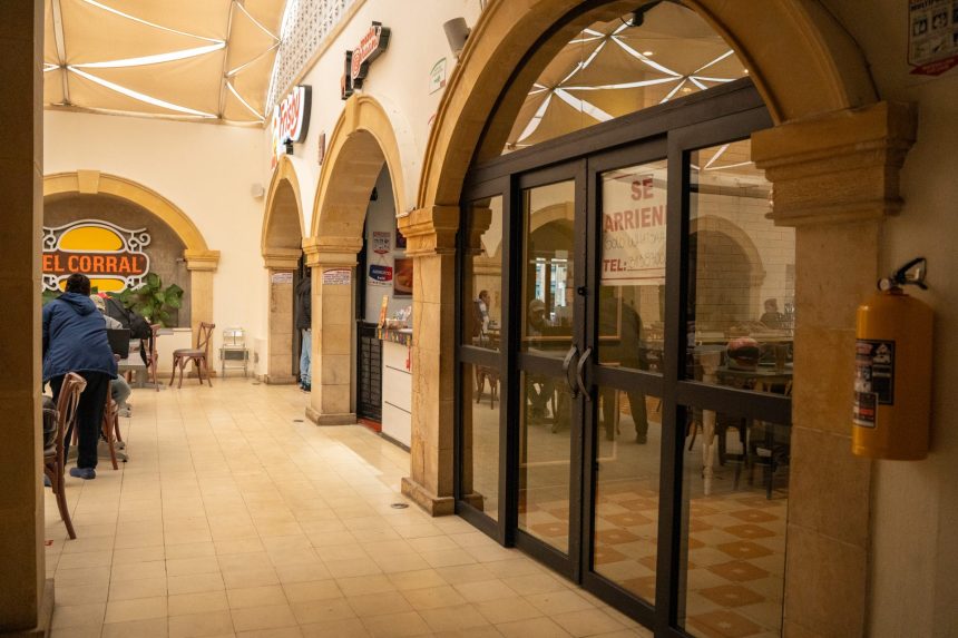 Se arrienda local comercial Zipaquirá; está ubicado en la plazoleta de comidas Terrarossa, Parque de La Independencia