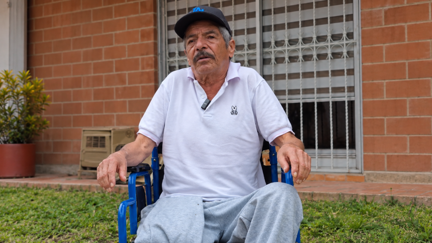 En Zipaquirá, un hombre de 65 años, busca reunir dinero para una prótesis tras la amputación de su pie