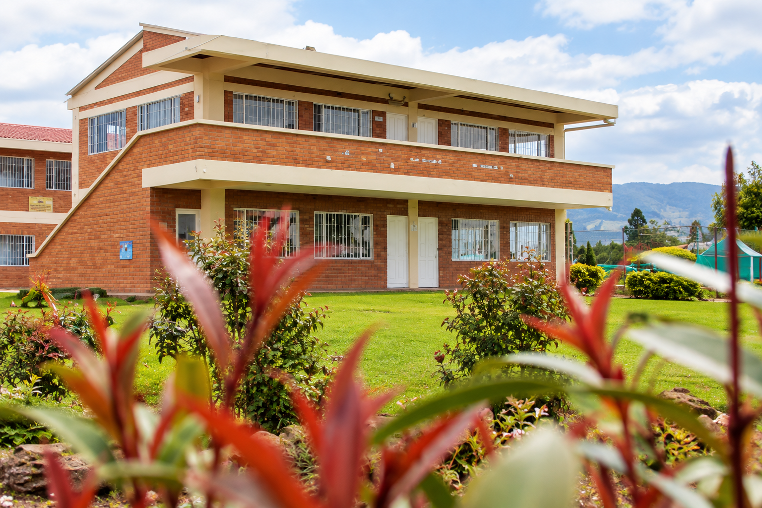 Tres estudiantes de un colegio de Zipaquirá resultaron heridos tras ser arrollados cuando caminaban por una acera 12