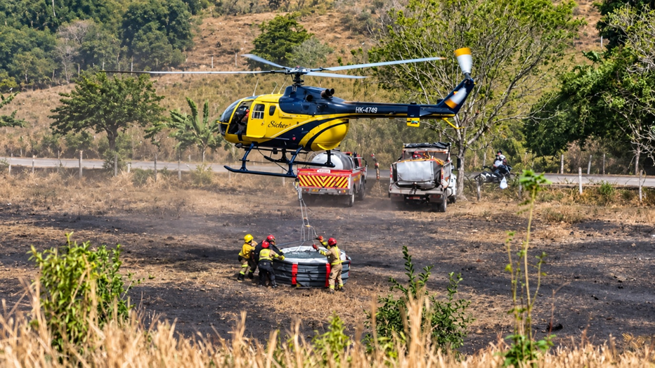 Helicóptero contra incendios en Cundinamarca: 368 descargas y más de 37.950 galones de agua 2 Helicóptero contra incendios en Cundinamarca: 368 descargas y más de 37.950 galones de agua 1