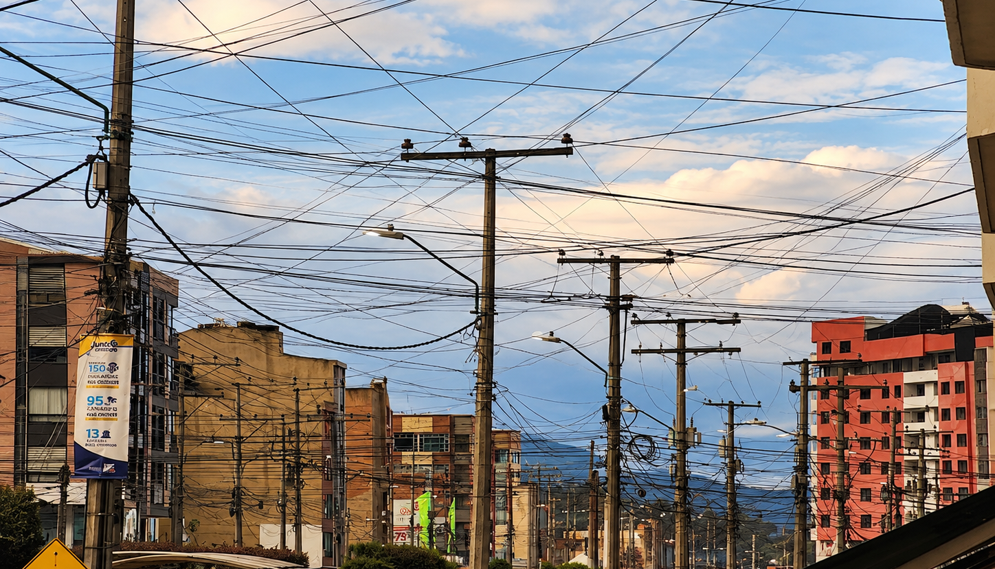 ¿De quién son los cables que saturan los postes de Zipaquirá? Empresas deberán identificar y retirar redes en desuso 2