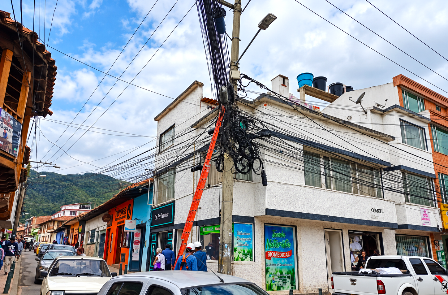 ¿De quién son los cables que saturan los postes de Zipaquirá? Empresas deberán identificar y retirar redes en desuso 3