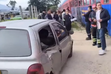 Choque entre el Tren de la Sabana y un Renault Twingo en Cajicá 24