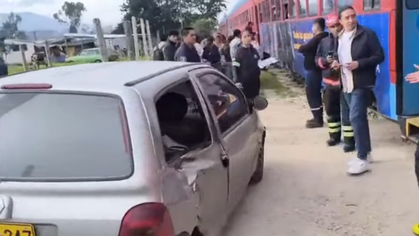 Choque entre el Tren de la Sabana y un Renault Twingo en Cajicá