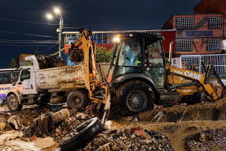Inundaciones en Soacha: colchones, muebles y basura obstruyen canales y agravan la emergencia 12 Inundaciones en Soacha: colchones, muebles y basura obstruyen canales y agravan la emergencia 11