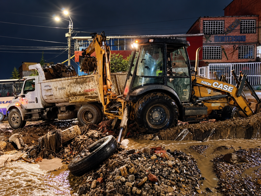 Inundaciones en Soacha: colchones, muebles y basura obstruyen canales y agravan la emergencia