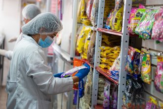 En Chía destruyen 60 kilos de dulces y cinco litros de sabajón vencidos tras operativos sanitarios previos a Halloween 18