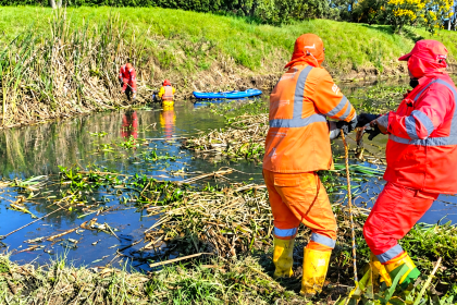Retiran 75 m³ de residuos de los canales Torca y Guaymaral para prevenir inundaciones en la autopista Norte 18