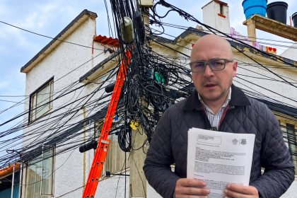 ¿De quién son los cables que saturan los postes de Zipaquirá? Empresas deberán identificar y retirar redes en desuso 22