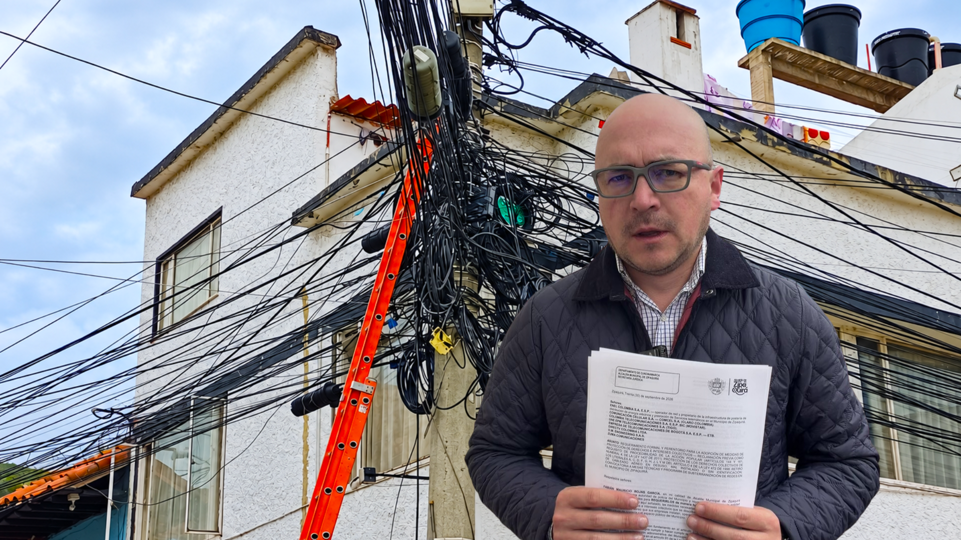 ¿De quién son los cables que saturan los postes de Zipaquirá? Empresas deberán identificar y retirar redes en desuso 11 ¿De quién son los cables que saturan los postes de Zipaquirá? Empresas deberán identificar y retirar redes en desuso 10